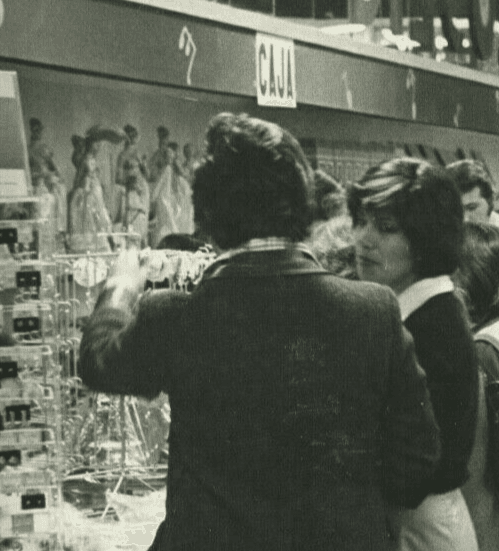 Vintage Photographs EDUARDO ESPINOZA, A shopping day in Mexico, 1970 image 2