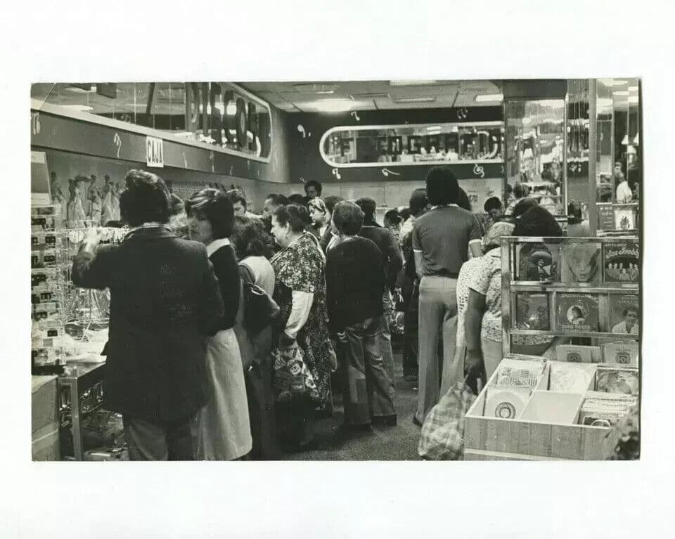 Vintage Photographs EDUARDO ESPINOZA, A shopping day in Mexico, 1970 image 4