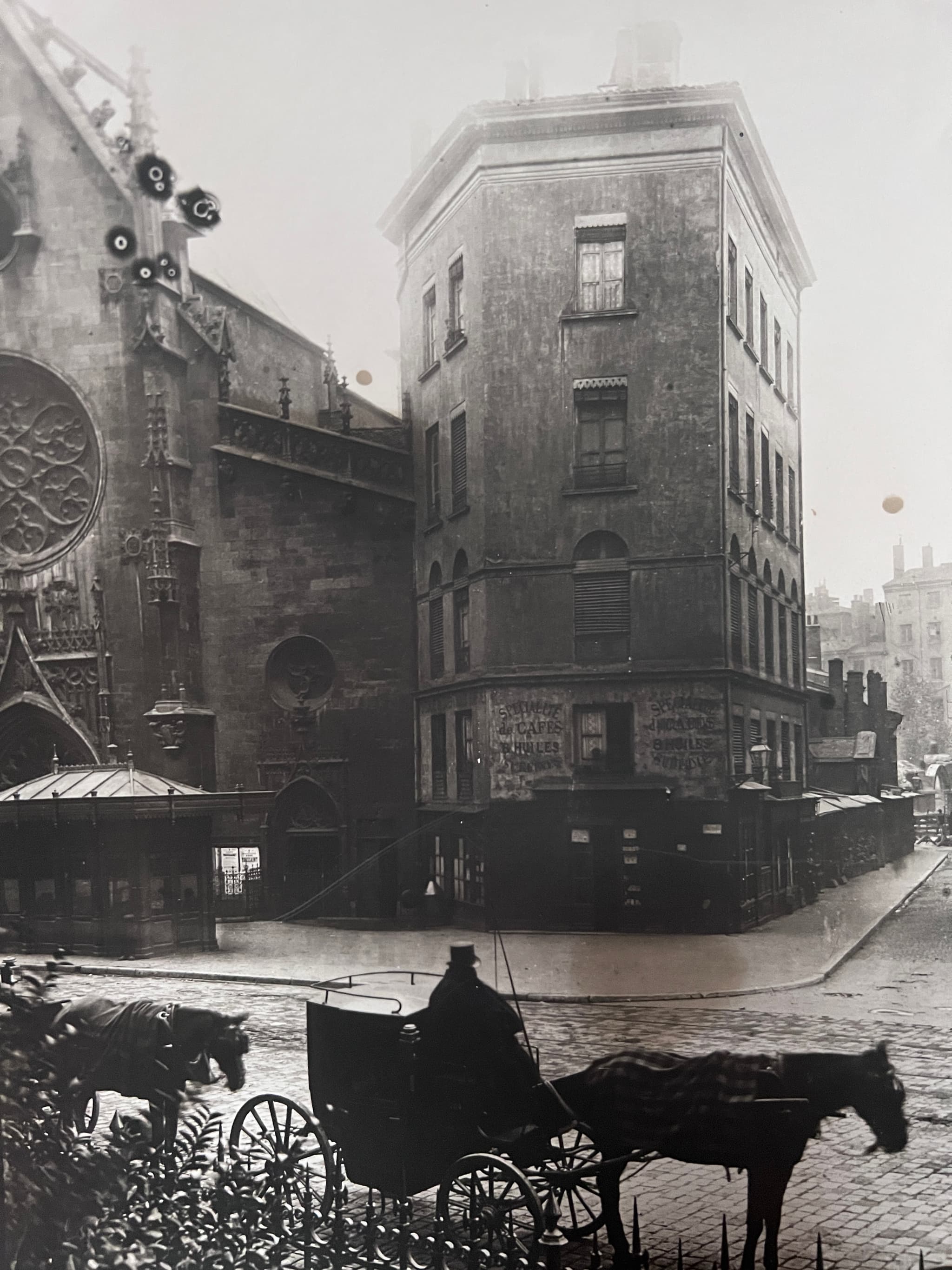 Chariot Taxi in Lyon's Street circa 1900 image 1