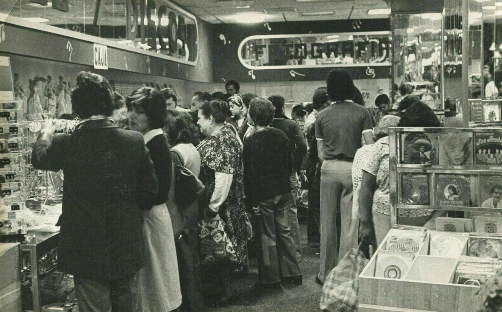 Vintage Photographs EDUARDO ESPINOZA, A shopping day in Mexico, 1970