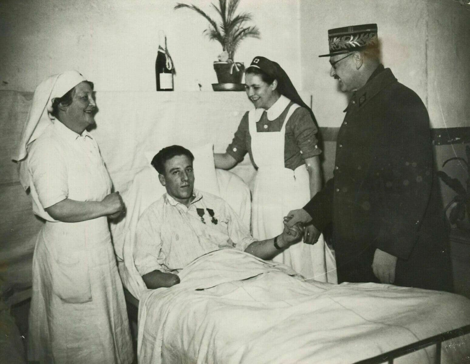 Vintage Photographs FRANCE PRESSE - Decorated Wounded WWII 24.02.1940