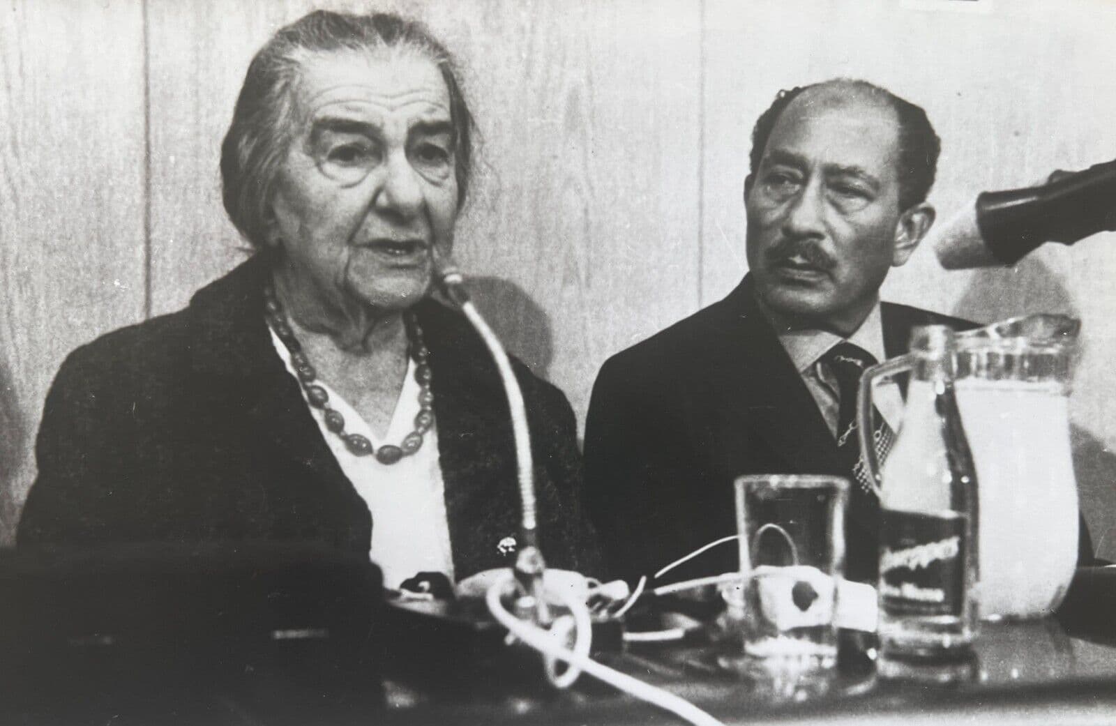 Vintage Photograph Press Photo A.F.P - Golda Meir and Sadate President 1977