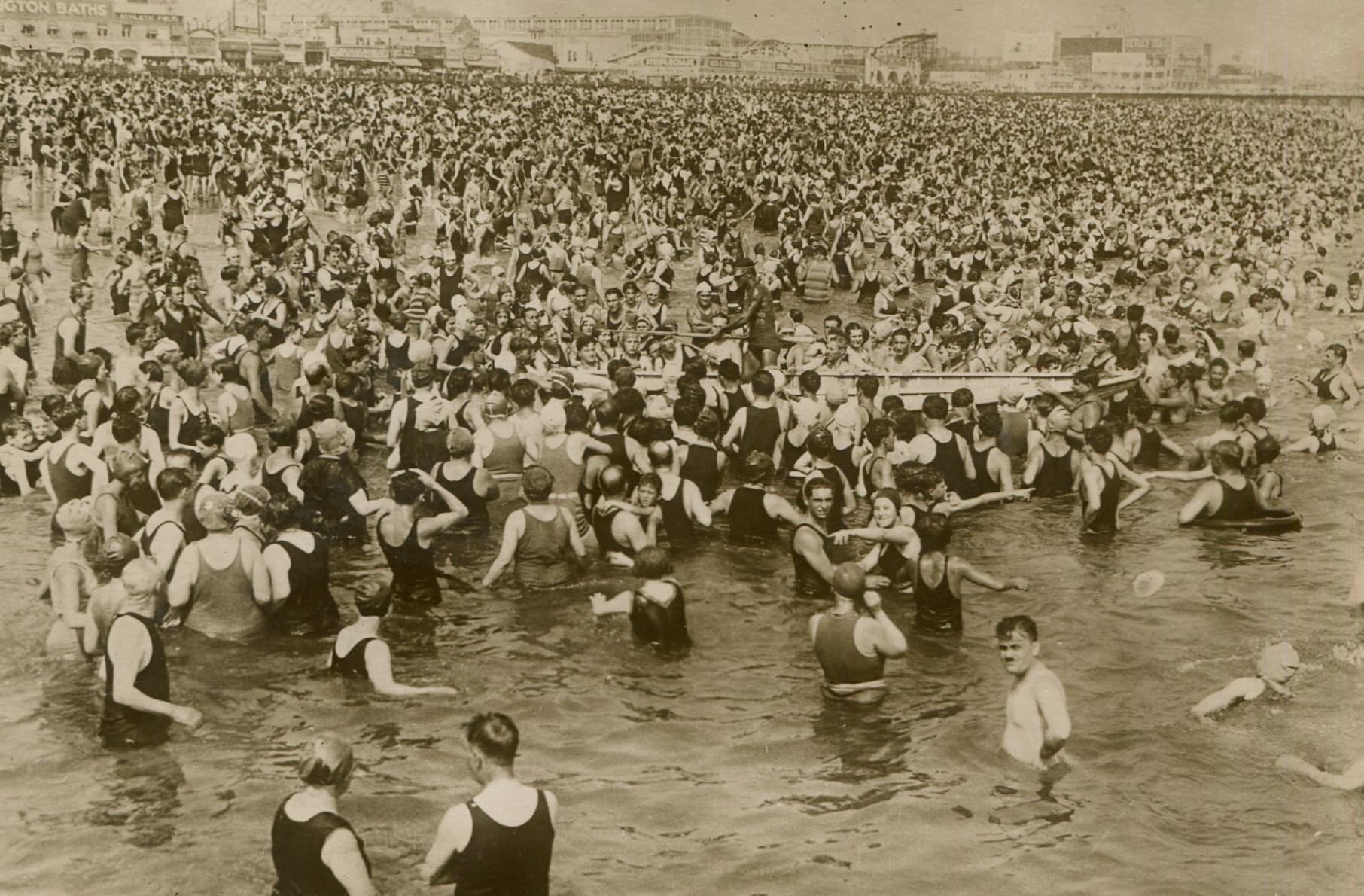 Crowd at Sea 1920' Vintage Photographs